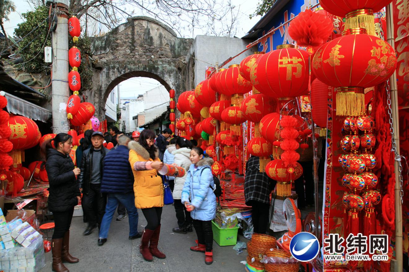 逛老街 红红火火过新年_汉源县