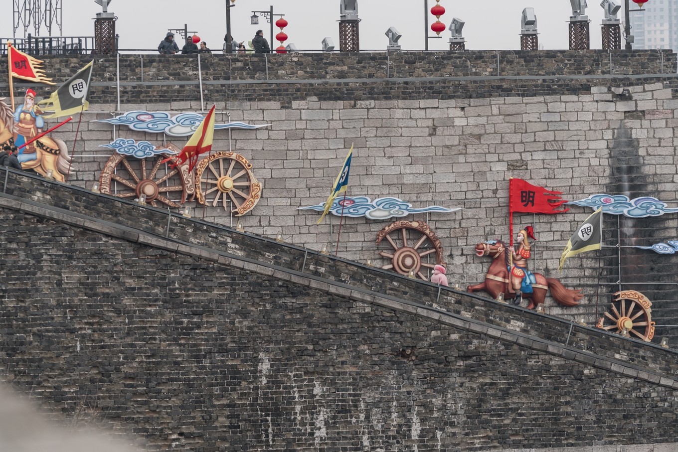 高楼大厦间的徽派建筑,车水马龙中的古城墙,一切都在金陵城