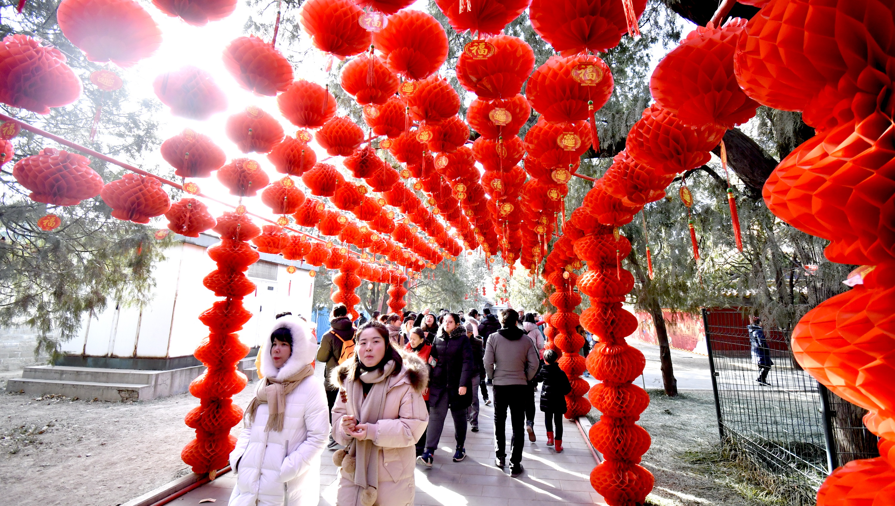 这是2月9日拍摄的地坛春节文化庙会一景.