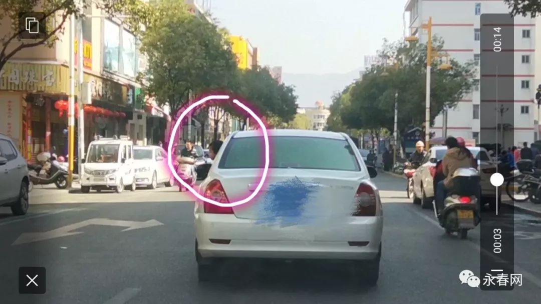 危险!永春街头惊现行车时小孩将头伸出车窗,万一一个急刹车.