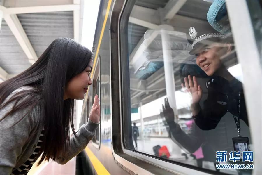 2月4日,在南宁站站台,陆静芸和丈夫赵云鹏隔着车窗挥手道别.