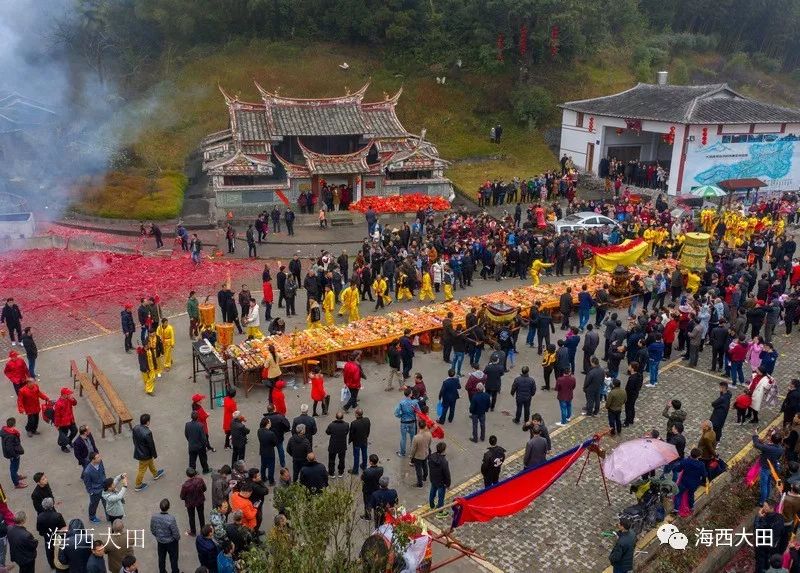 "三尊祖师"即黄公祖师,真宗祖师,三代祖师,供奉于莲花庵,每年的农历七