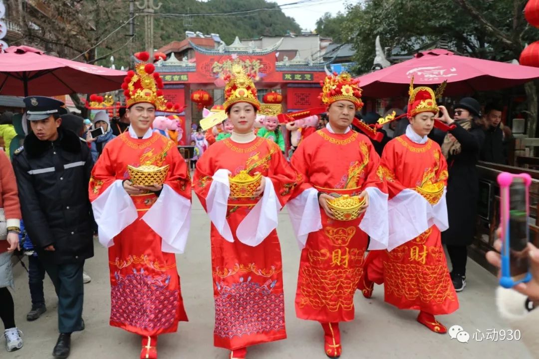 今天,凯里这个景区撒钱,砸中你没?_财神