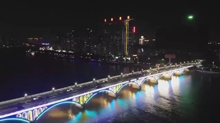 诗人陈作宏在流光溢彩中填写了 《鹊桥仙·揭阳江城夜景》