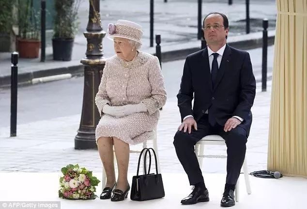 翘二郎腿打破王室传统,英国贵族坐姿礼仪有哪些?
