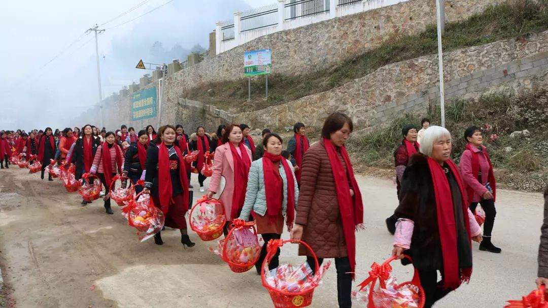 外嫁女们还就持家之道,致富心得展开讨论,共同为家乡发展建言献策