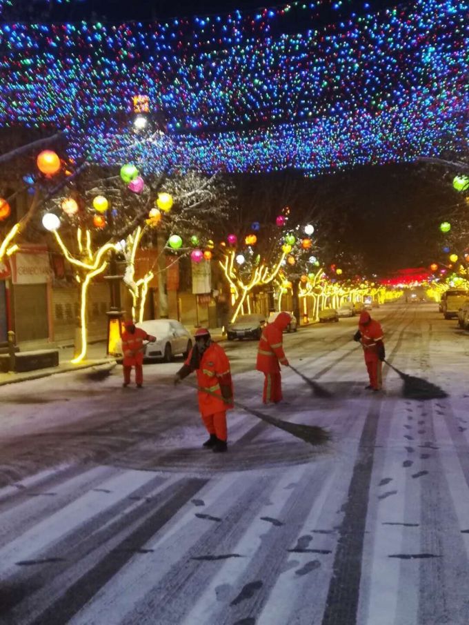 5:30检查会昌路,旅游商贸开发区清冰除雪工作,要求组织各级路长,发动