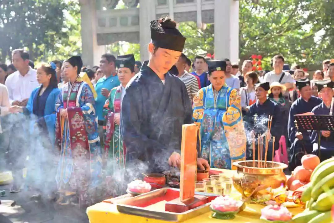 今日海南玉蟾宫迎财神法会功德圆满 现场人山人海,热闹非凡