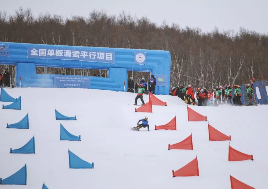 太舞滑雪小镇比赛场地大赛组委会与工作人员合影留念此次全国单板滑雪