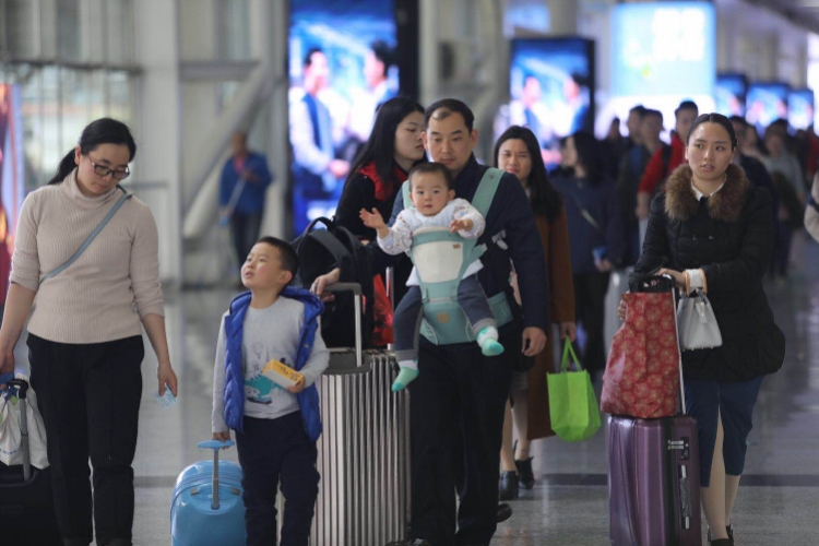 深圳机场迎来春节返程高峰,深圳北站和地铁互检互认
