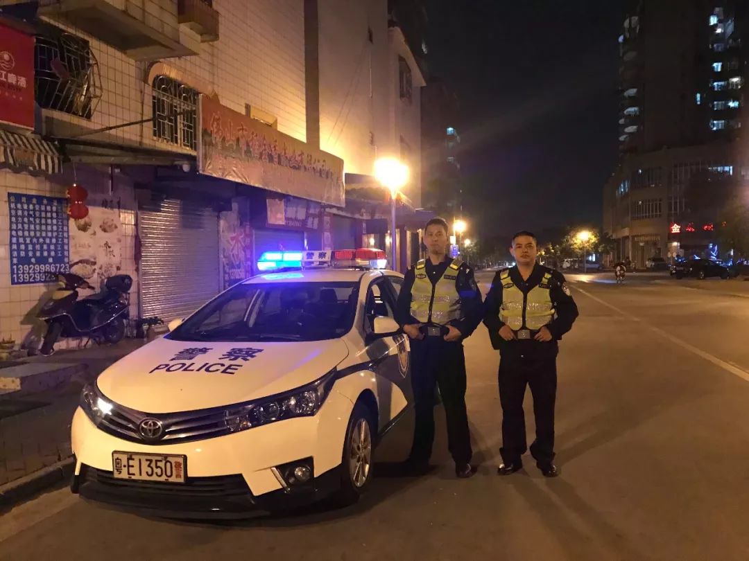新春值班民警在夜间驾驶警车巡逻执勤