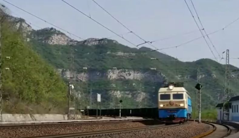 我国弯道最急线路-太焦铁路孔庄站 太焦铁路有段区间的线路依山而建