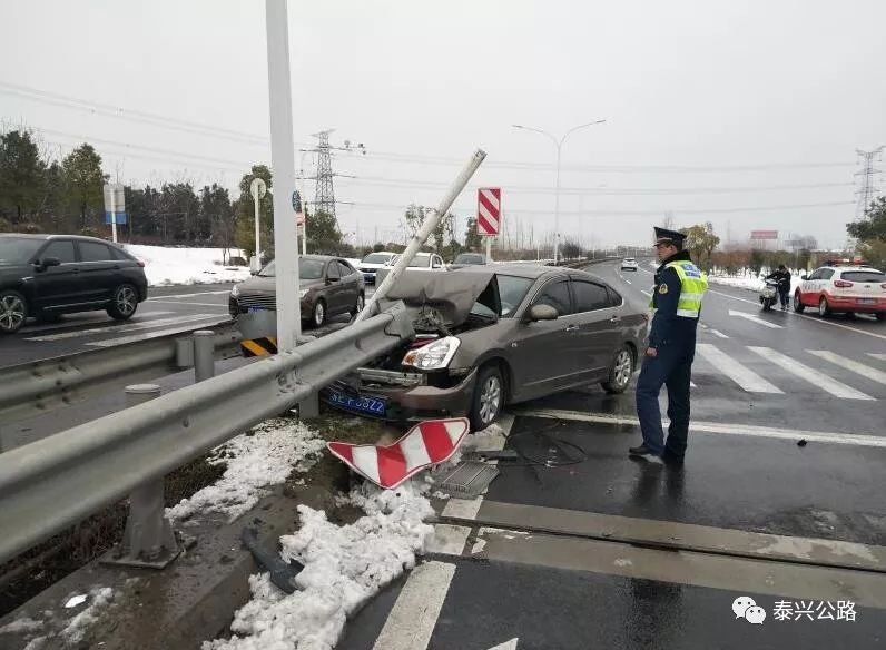 【应急处置】泰兴路政恶劣天气迅速处置交通事故