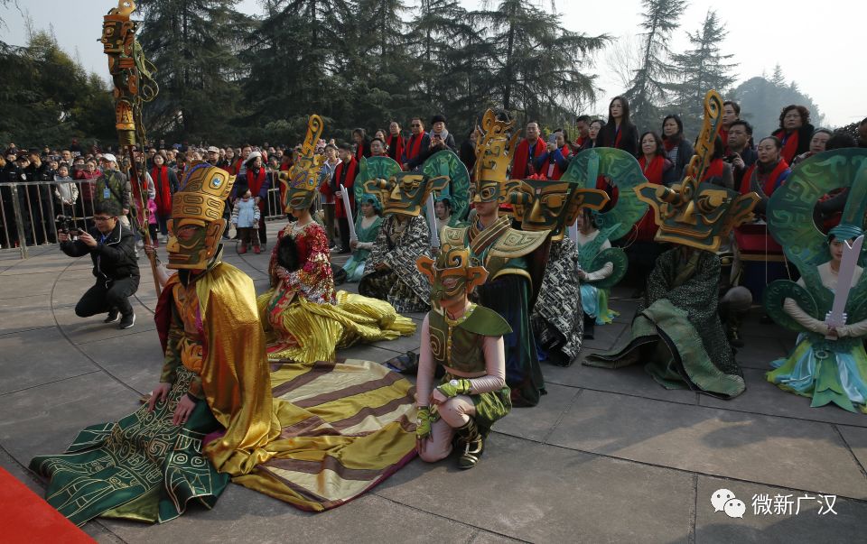 祭祀仪舞表达人类祖先敬畏自然的虔诚祈求天神降临大祭司引众人跪下地