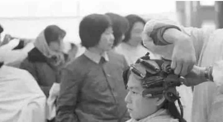 (图片来源于@天津日报) 1982,天津春节前烫头