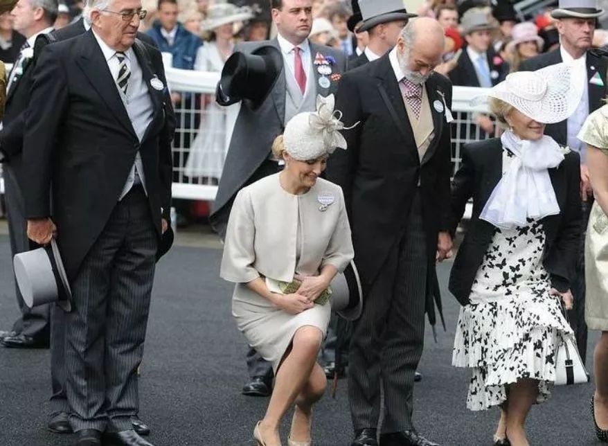 翘二郎腿打破王室传统,英国贵族坐姿礼仪有哪些