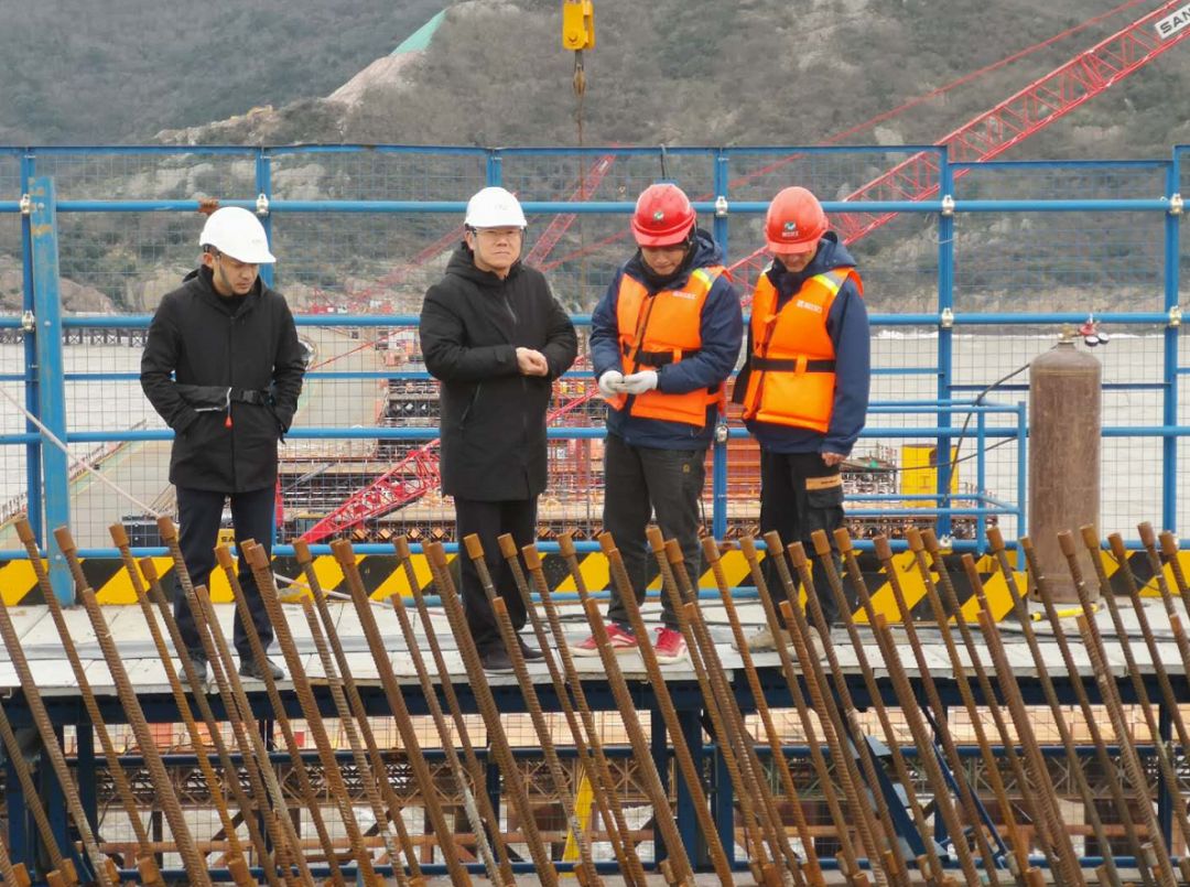 吴波明到舟岱大桥检查指导项目建设工作