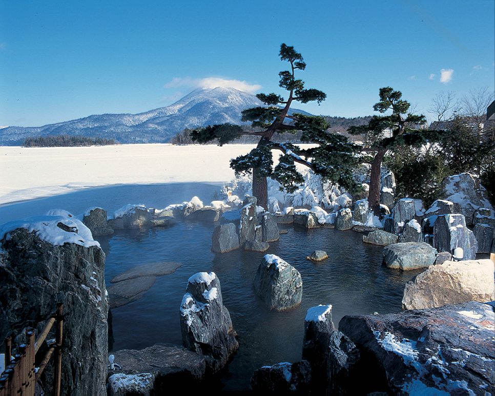 北海道温泉泡法种类繁多,最推荐的就是露天温泉,遇上下雪,这里就是