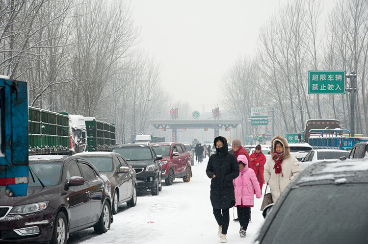 【图集】春节假期结束,雨雪难阻返程客流高峰