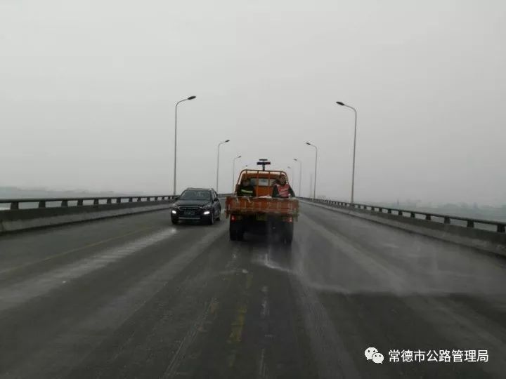 图为汉寿县公路局在沅水大桥保畅