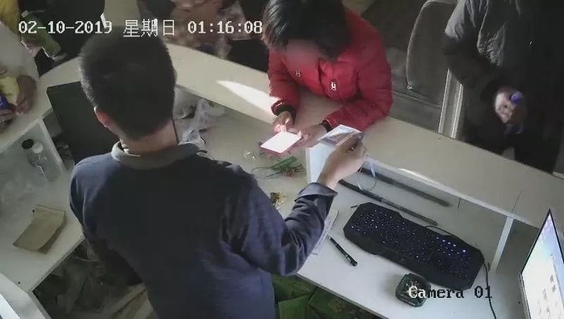 红衣女子凌晨在同心音乐烤吧消费未结账,老板喊你结算