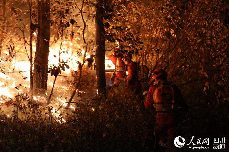 森林消防员连夜扑救四川攀枝花森林火灾