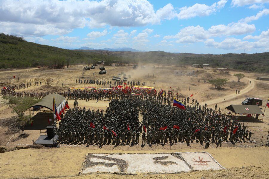 马杜罗启动委内瑞拉200年最大军演,模拟击退侵