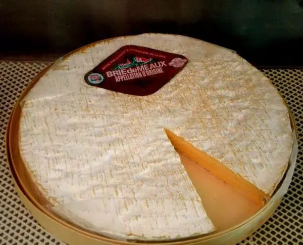 camembert cheese (卡蒙贝尔奶酪)