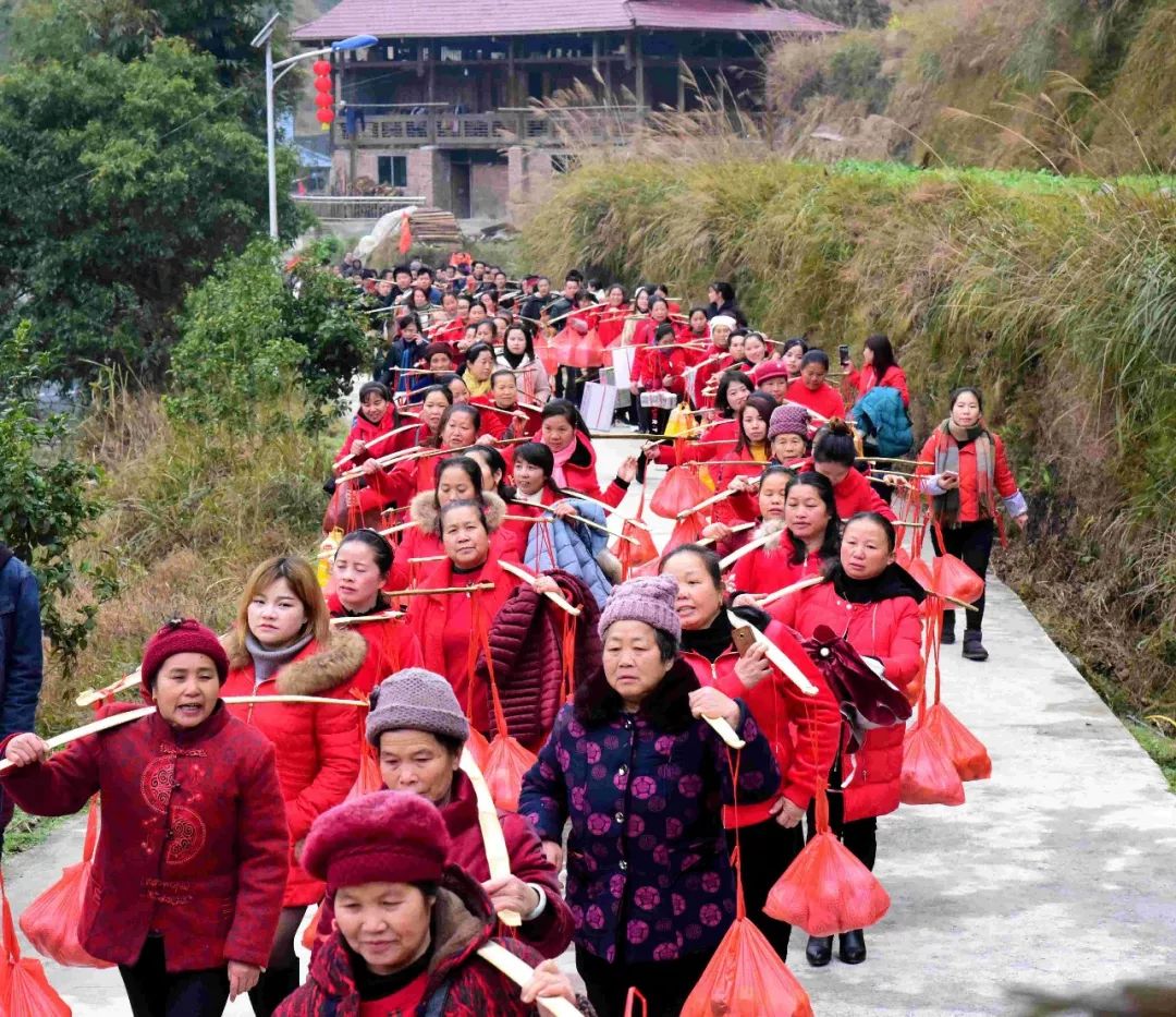 古州乌花村:120名"姑妈"集体回娘家过年