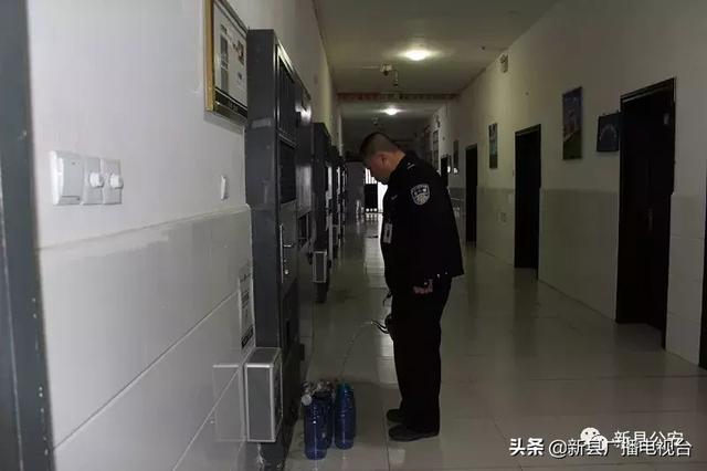 新县看守所管教民警吴波,正在梳理在押人员诉讼环节,认真开展谈话教育