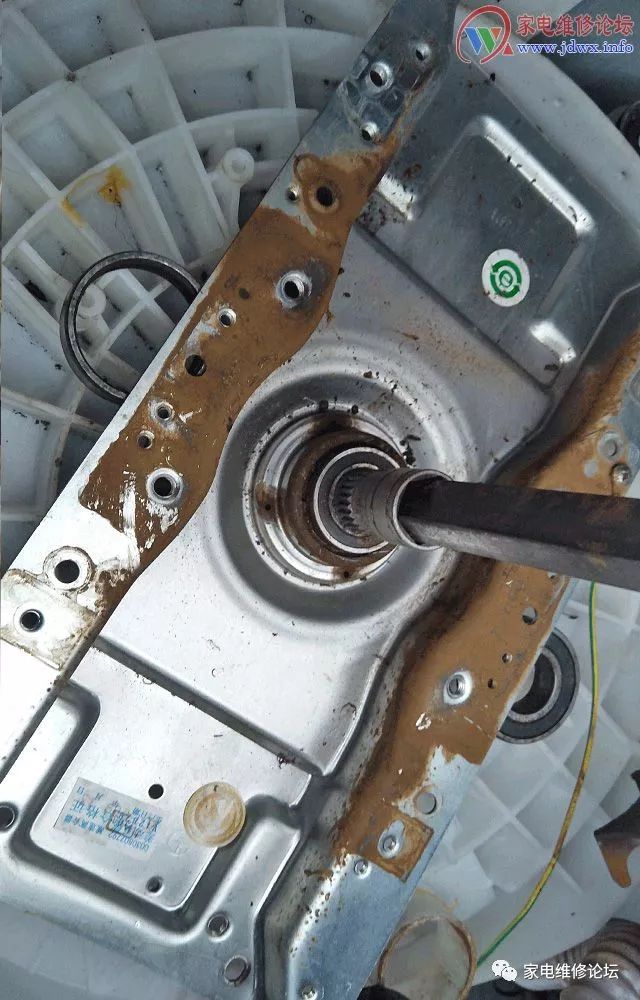 海尔洗衣机至爱xqs70z1216a离合器底部拆卸方法