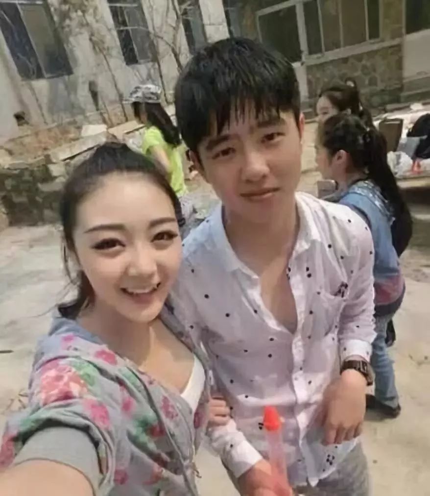 刘昊然和一位同龄女子贴身合照,看这亲密程度,如果说这是男女朋友关系