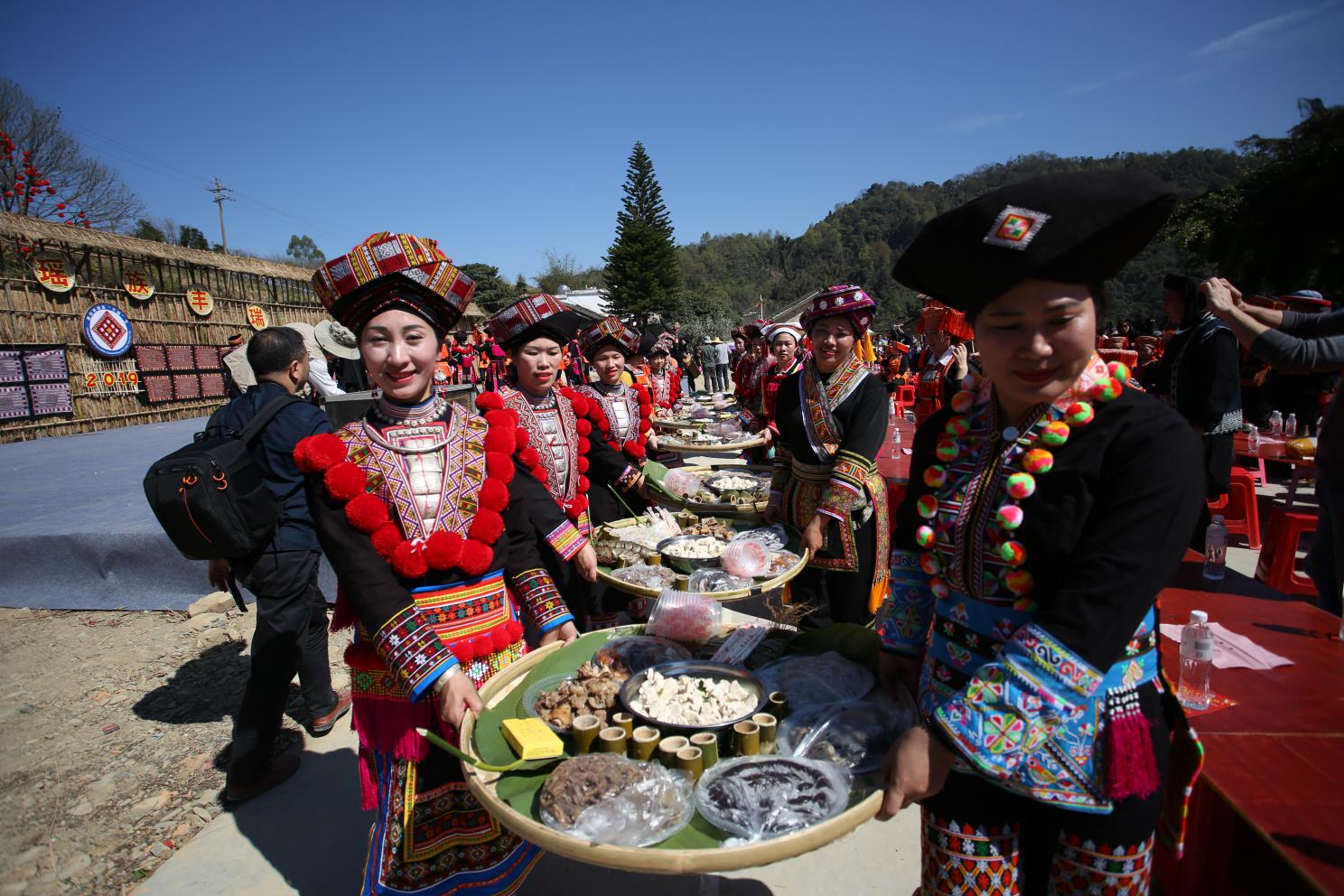 瑶族人口_4月 999元 人 世界瑶都 金秀 千年古城 荔浦 世外仙境 圣堂湖 青山瀑布(2)