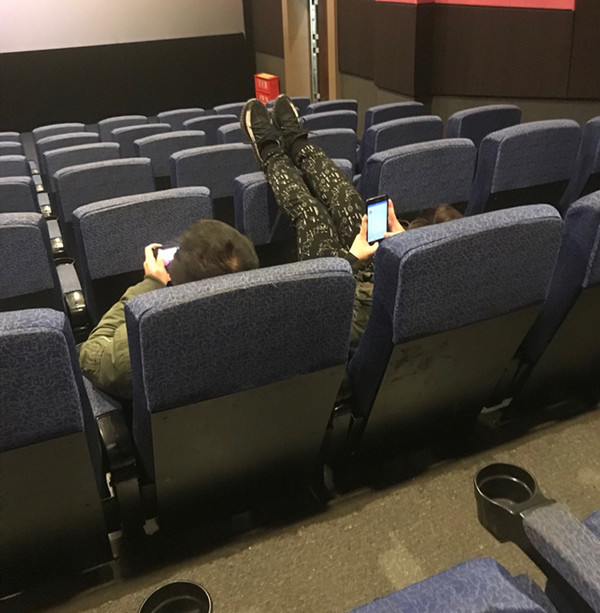 男子影院内将脚搭在前排座椅网友：无处安放的大腿