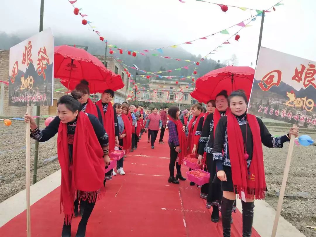 拉平村董平寨黎明村浪兰组聚会期间,外嫁女们还就持家之道,致富心得