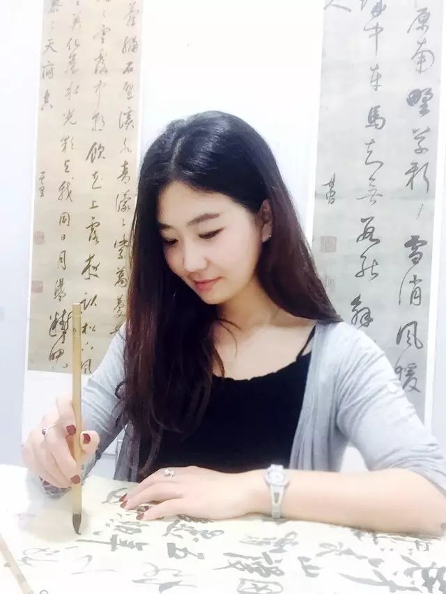 习字的女子,是最优雅的女子_书法