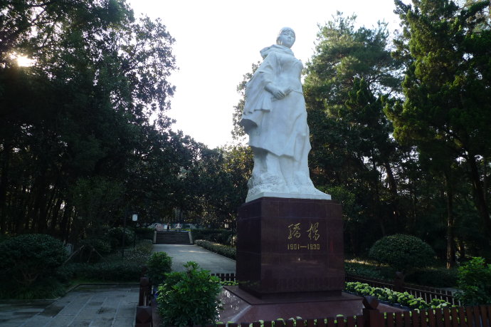 杨开慧墓:29岁英勇就义,墓碑后刻着毛主席为她写的诗词
