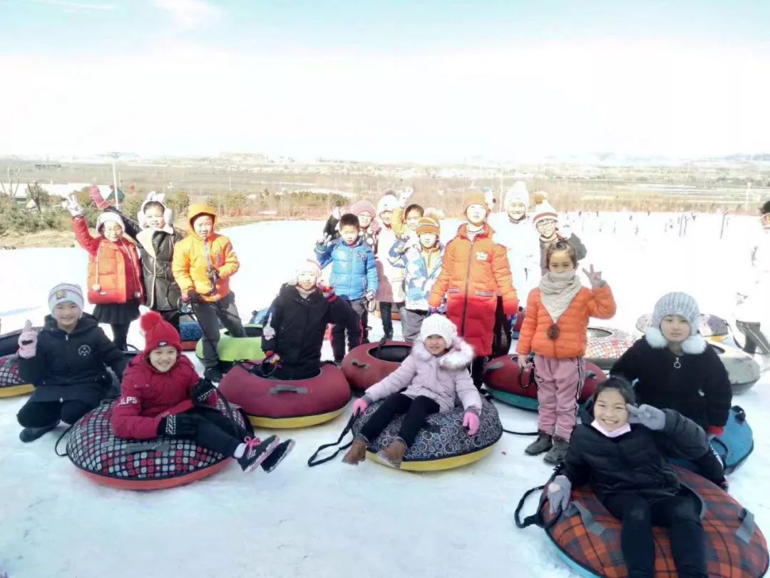 文王山今年新营业的必捷滑雪场设施完备,刺激好玩,受到了本地市民热