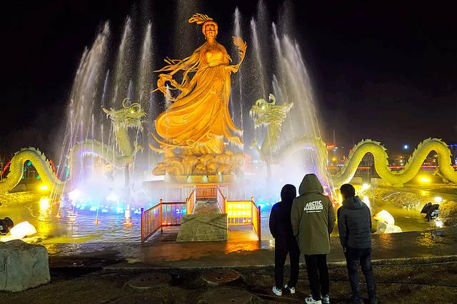 万人空巷洛神岛灯光节暨网红庙会打造洛阳.靓丽文化旅游风景线