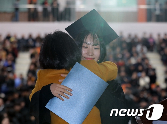 韓國高中2月迎來畢業季 典禮現場溫馨感人 國際 第1張