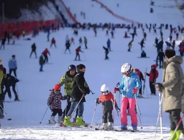 深山里的冰雪热_滑雪场