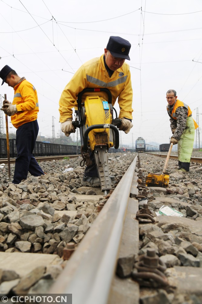 2月12日,成都铁路局达州电务段工人在对铁路进行养护作业.