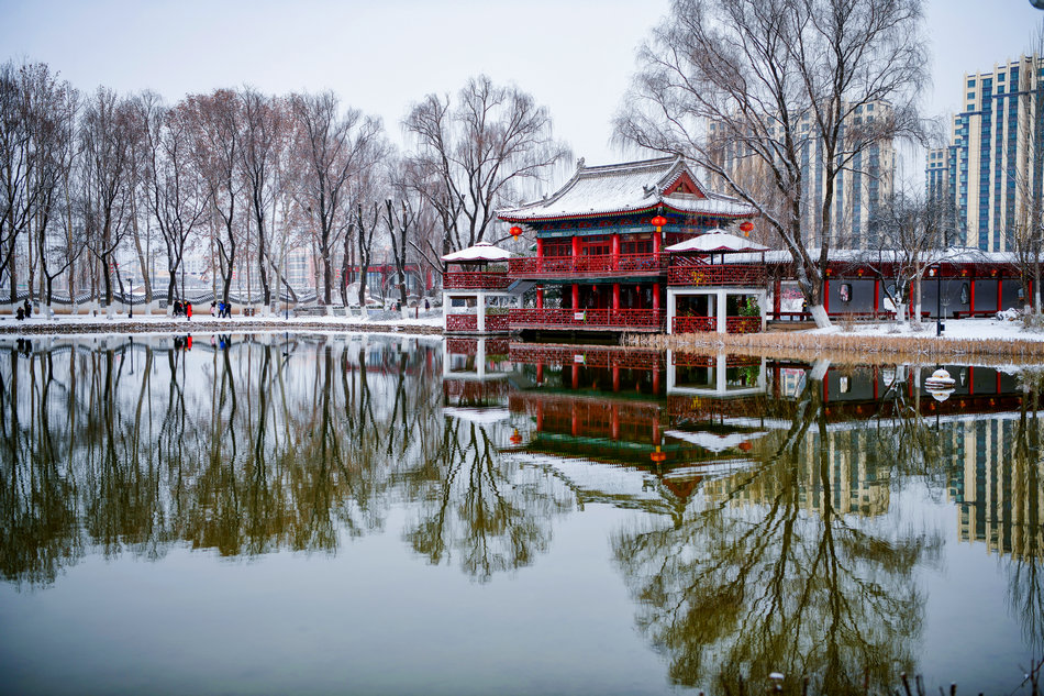 天水:雪后的马跑泉公园景色迷人市民体验难得雪趣!(天