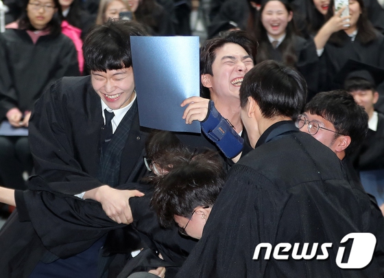 韓國高中2月迎來畢業季 典禮現場溫馨感人 國際 第2張