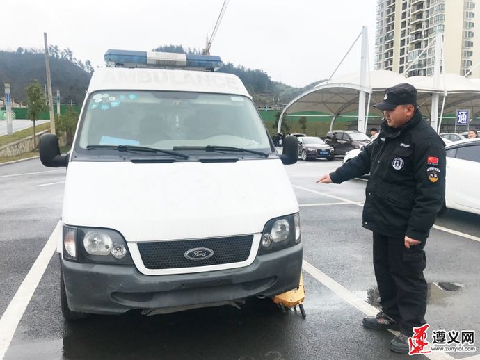 救护车停原地两月成了"僵尸车",交警要求十天内必须移