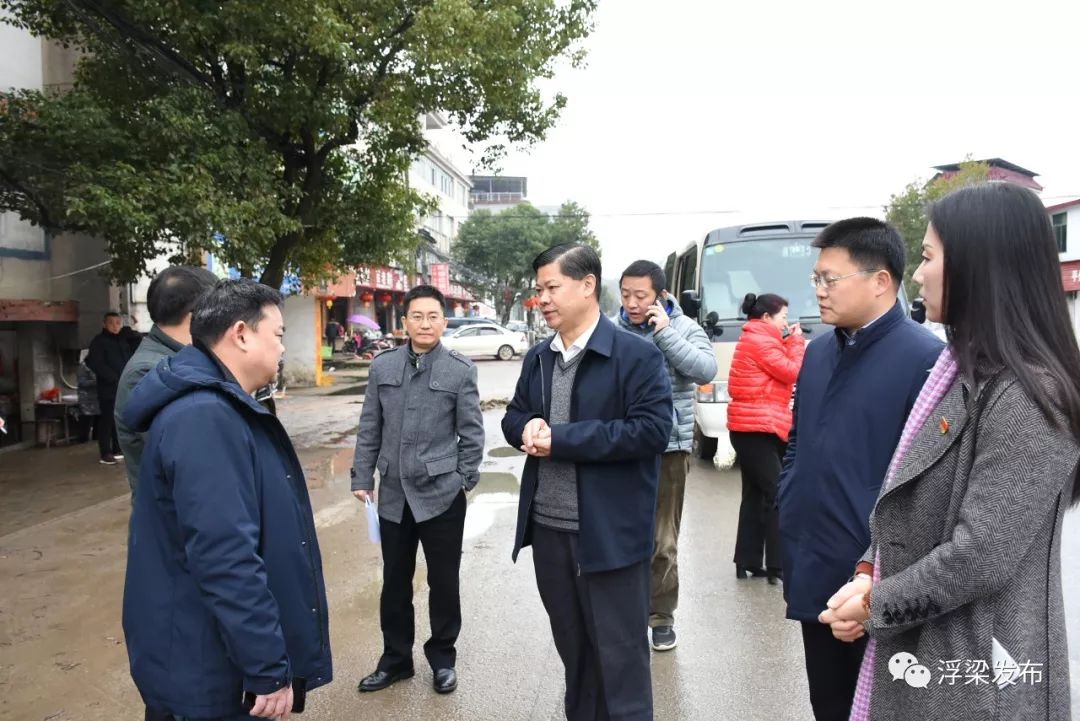 在景德镇学院建设工地,罗建国一行亲切看望慰问春节期间仍奋战在一线