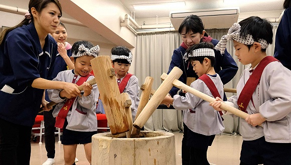 時隔70年又一大改革，日本政府敲定5歲以下幼兒保育免費化法案 國際 第1張