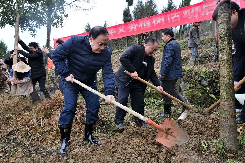 今天上午,金沙县干部群众忙着做这件事