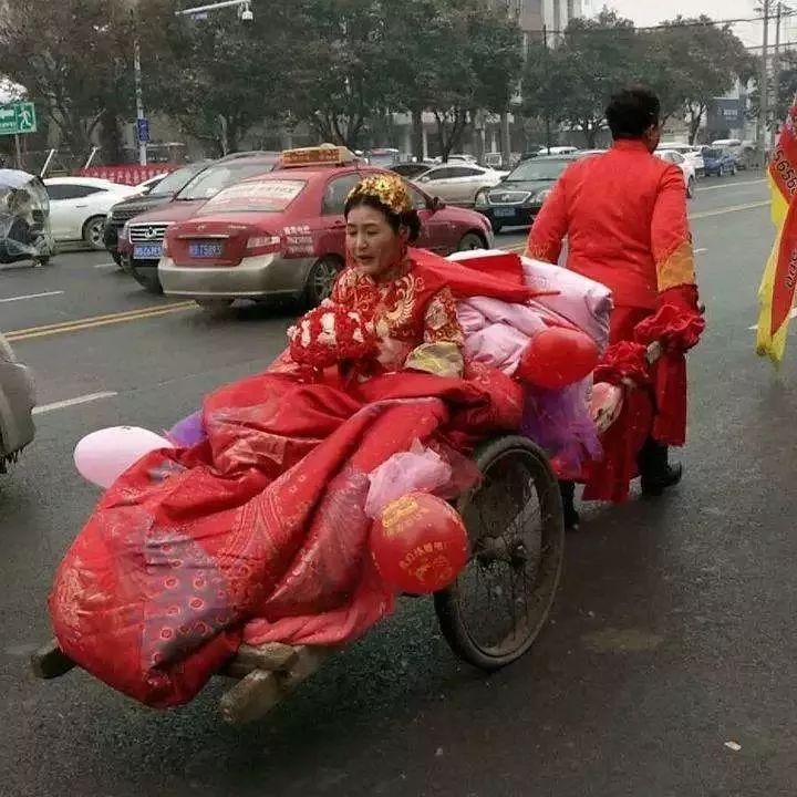 稀奇!亳州这位新娘坐着"驾车子"出嫁 新郎很"拉风"