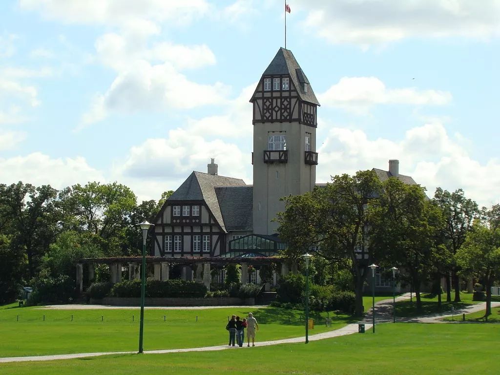 在加拿大的阳光之都温尼伯(winnipeg)市中心著名的assiniboine park